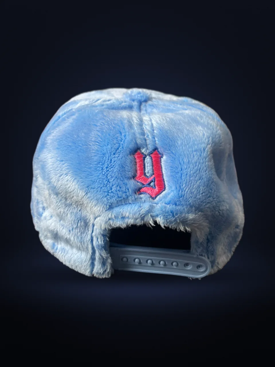 Kšiltovka zezadu s vyšitým y a snapback zapínáním
