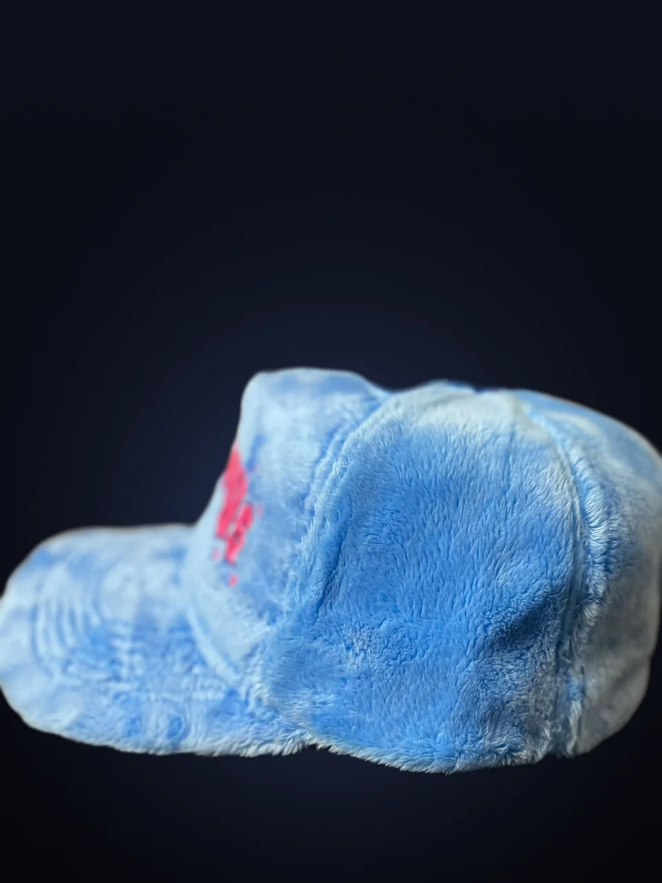 Kšiltovka z boku, modrý plyš