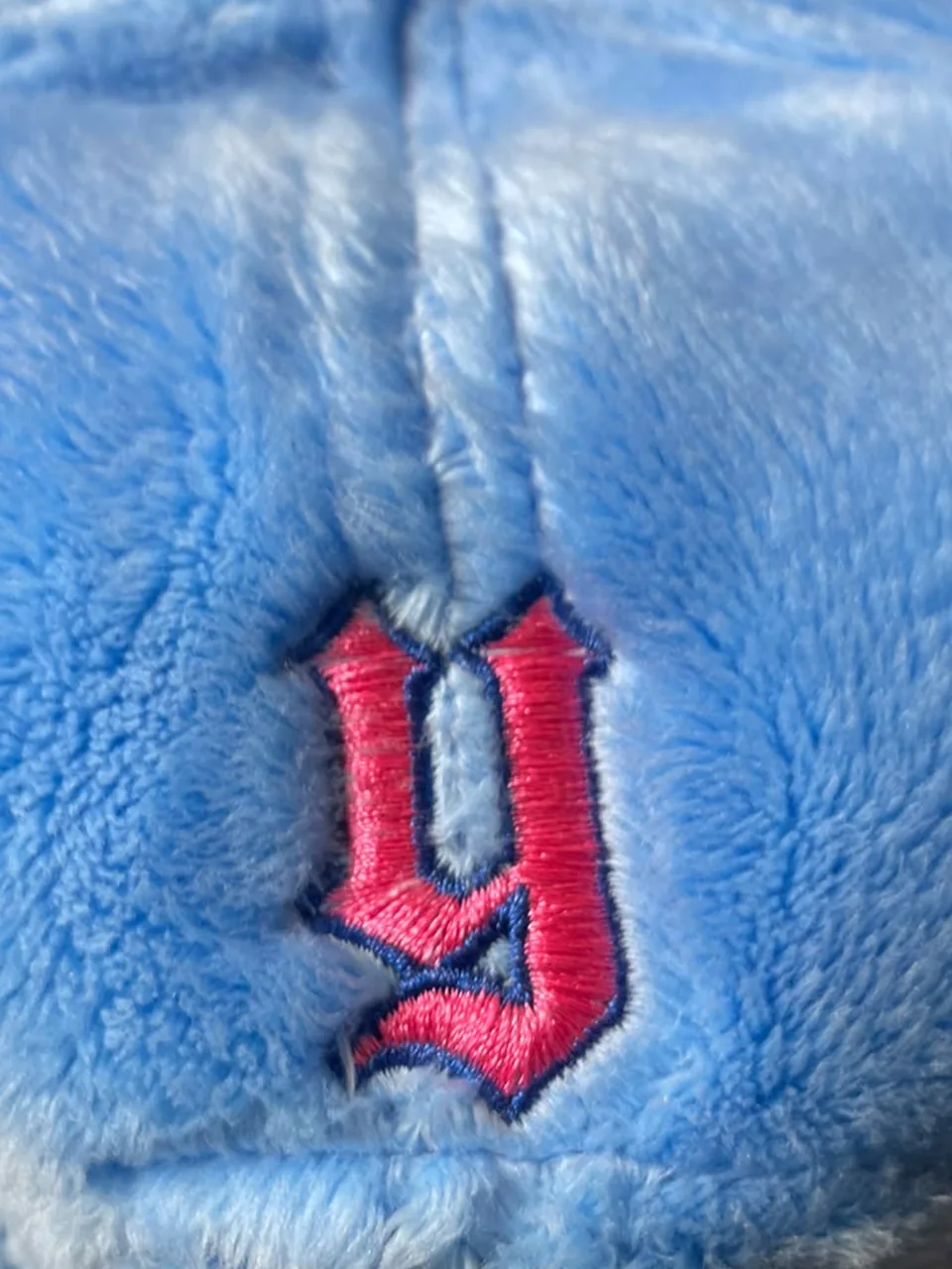 Detail vyšitého písmene y na zadní straně